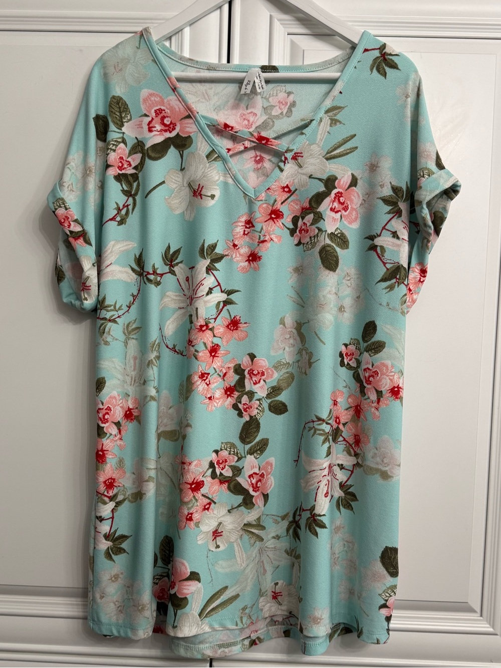 2 Dye 4 Plus Size 1X Floral Lattice V-Neck Short Sleeve Tunic Length Top in Aqua